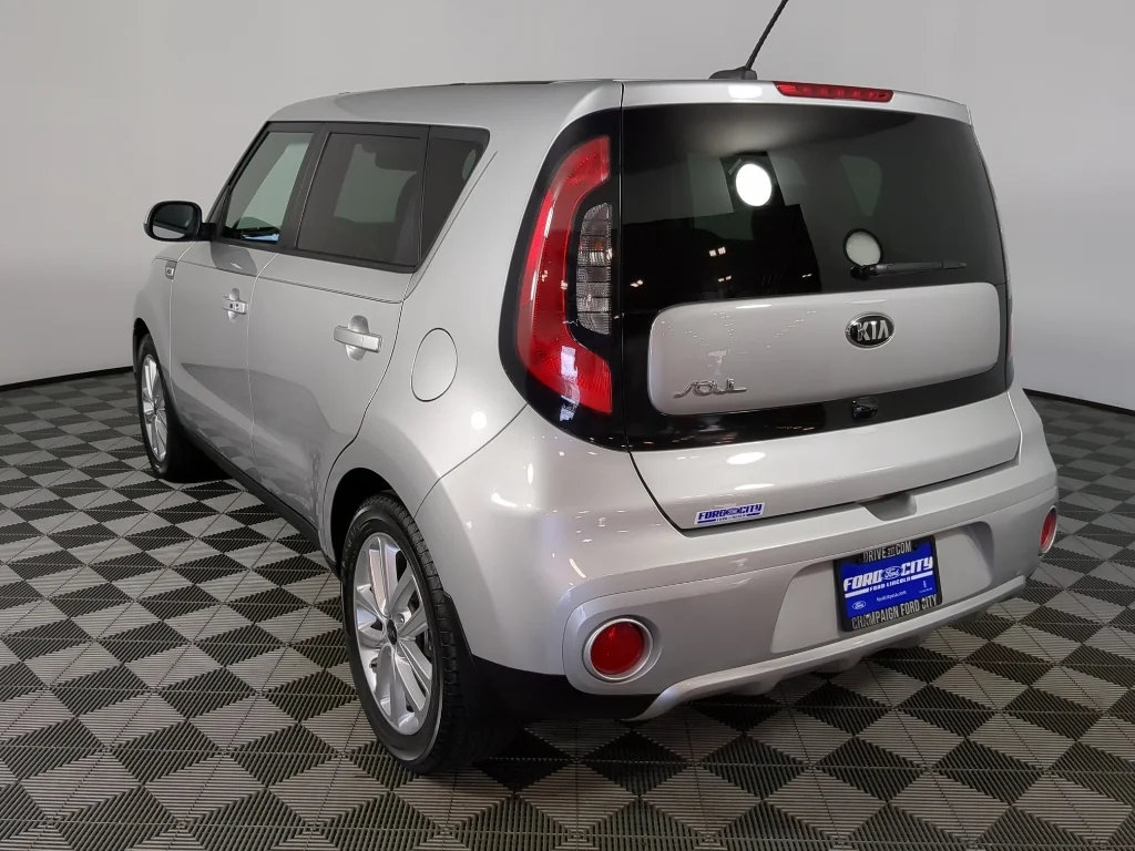 Used 2018 Silver Kia + image 6