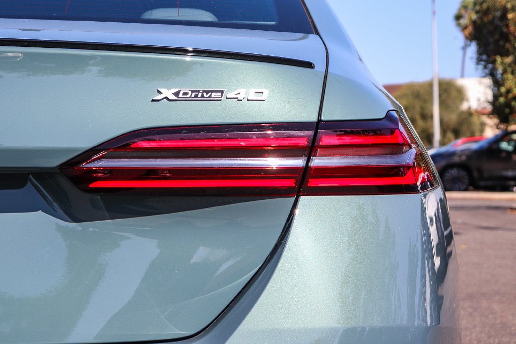 Used 2027 Cape York Green Metallic BMW xDrive40 image 7