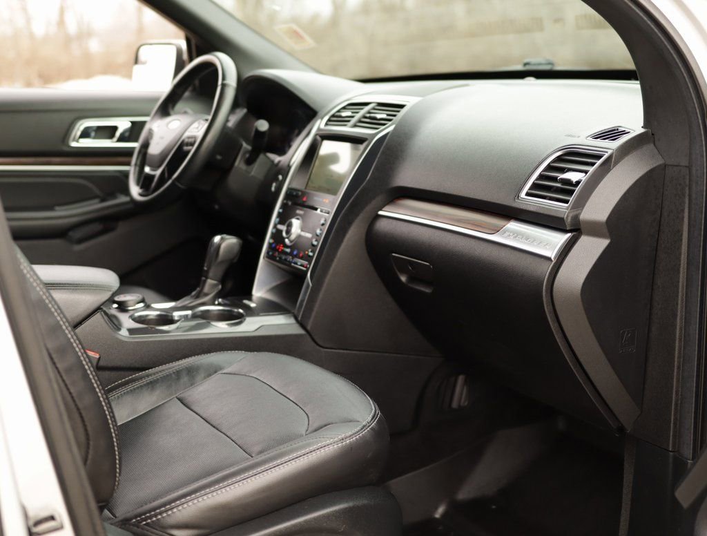 Used 2018 Silver Ford Limited image 33