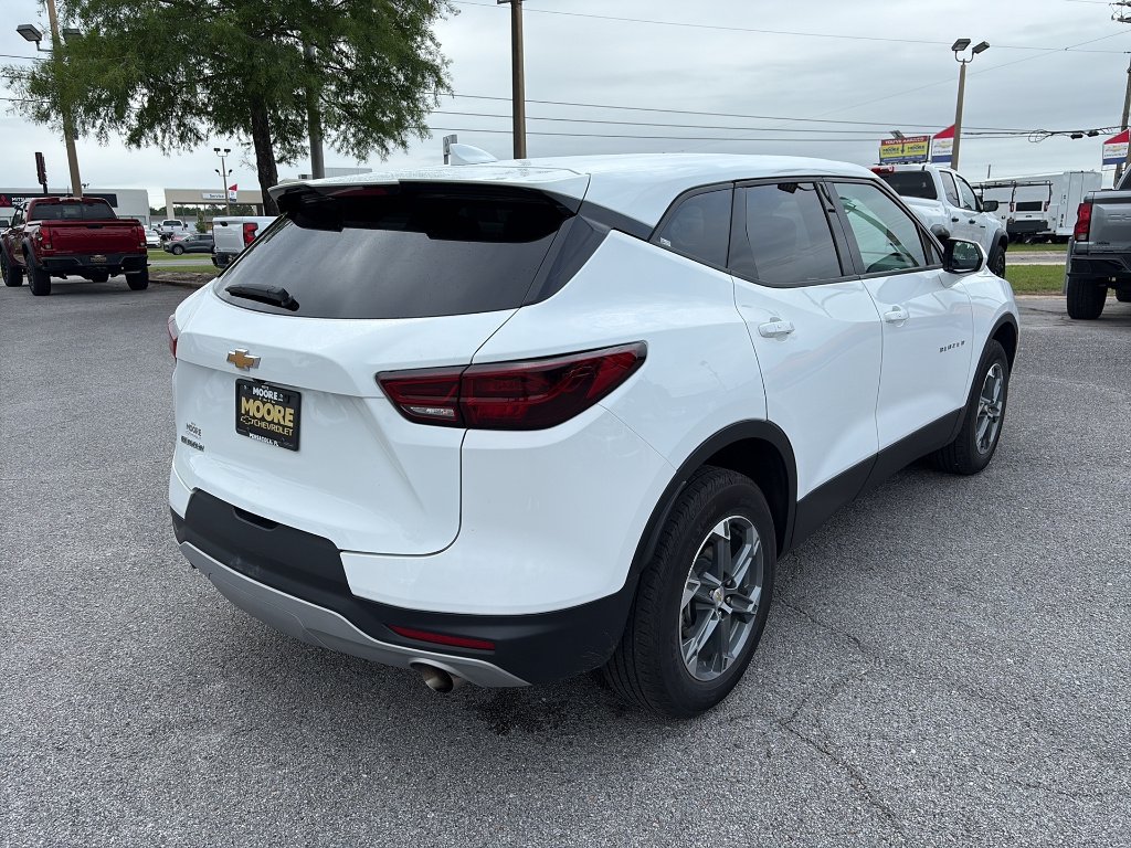 Used 2025 Summit White Chevrolet 2LT image 5