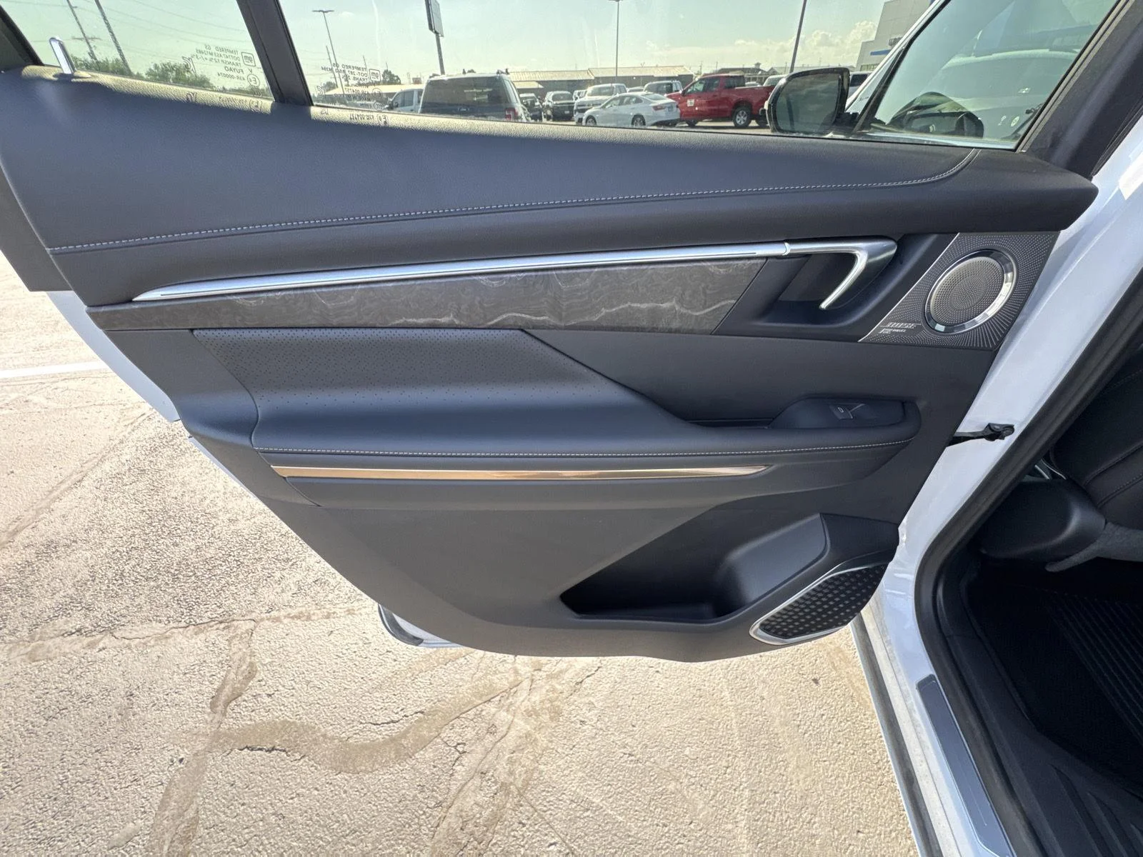 Used 2025 White Frost Tricoat Buick Avenir image 14
