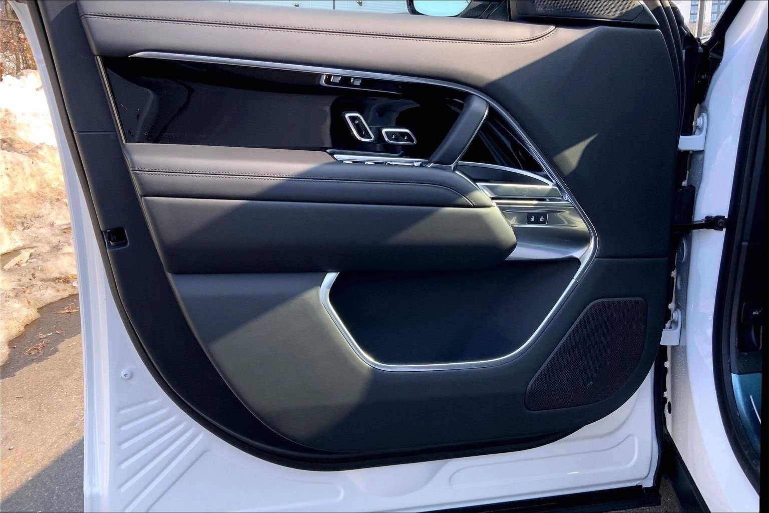 New 2026 Ostuni Pearl White Land Rover SE image 10