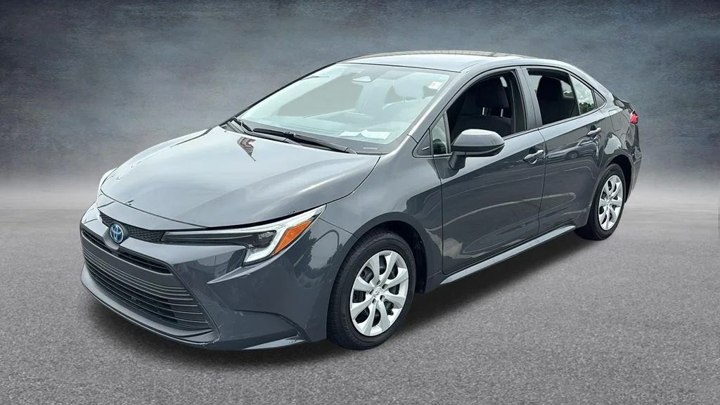 Used 2025  Toyota LE image 2