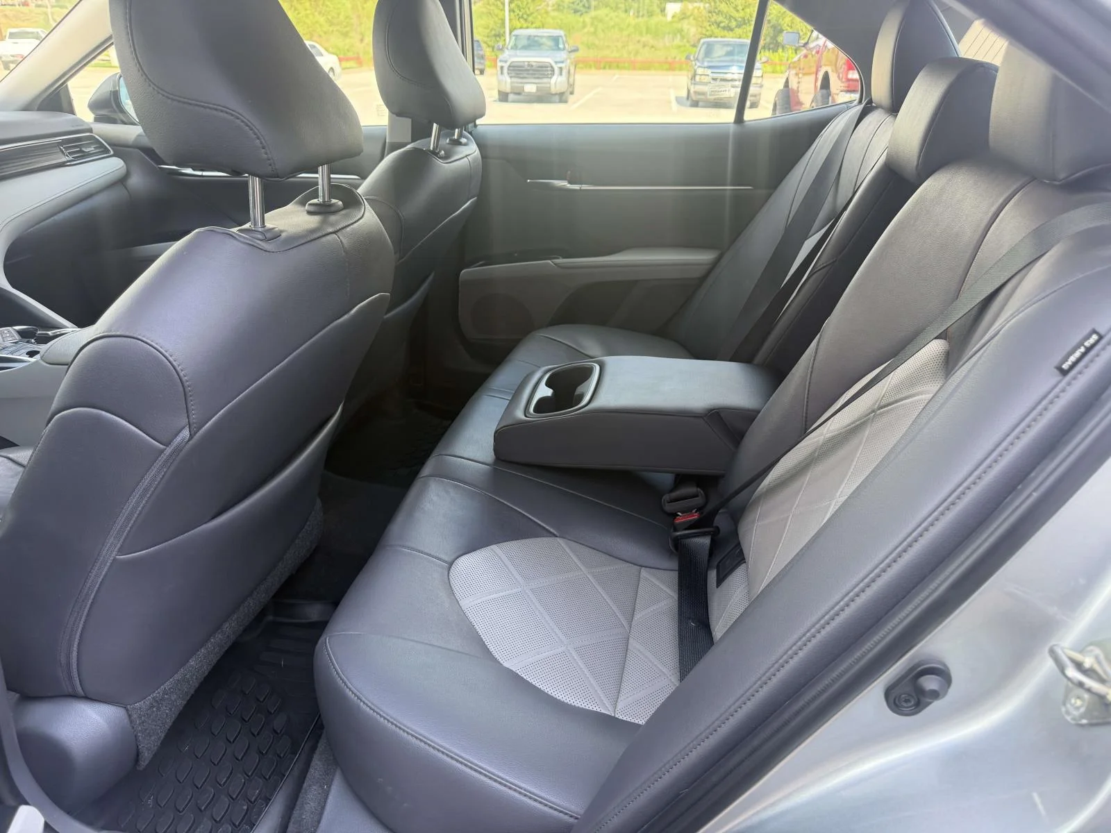 Used 2019 Celestial Silver Metallic Toyota XLE Auto (Natl) image 32