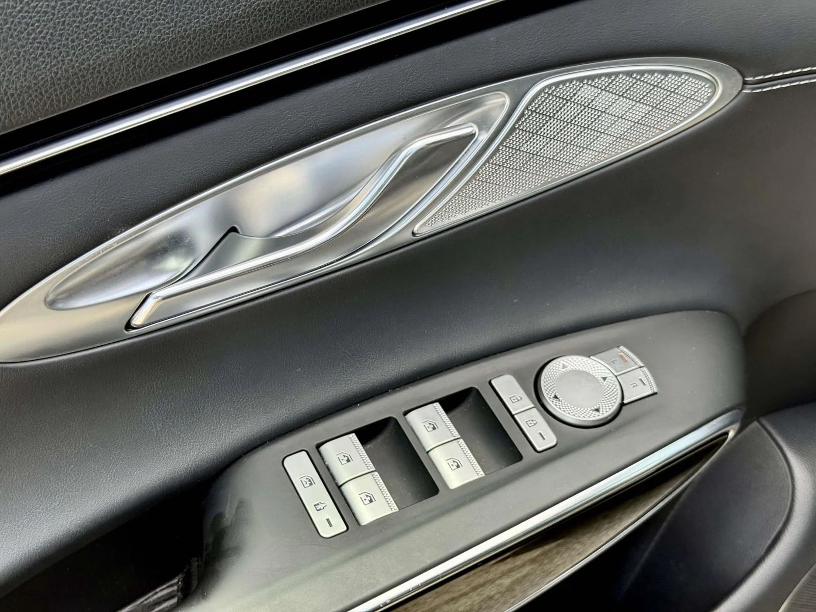 Used 2025 Black Genesis 2.5T image 6