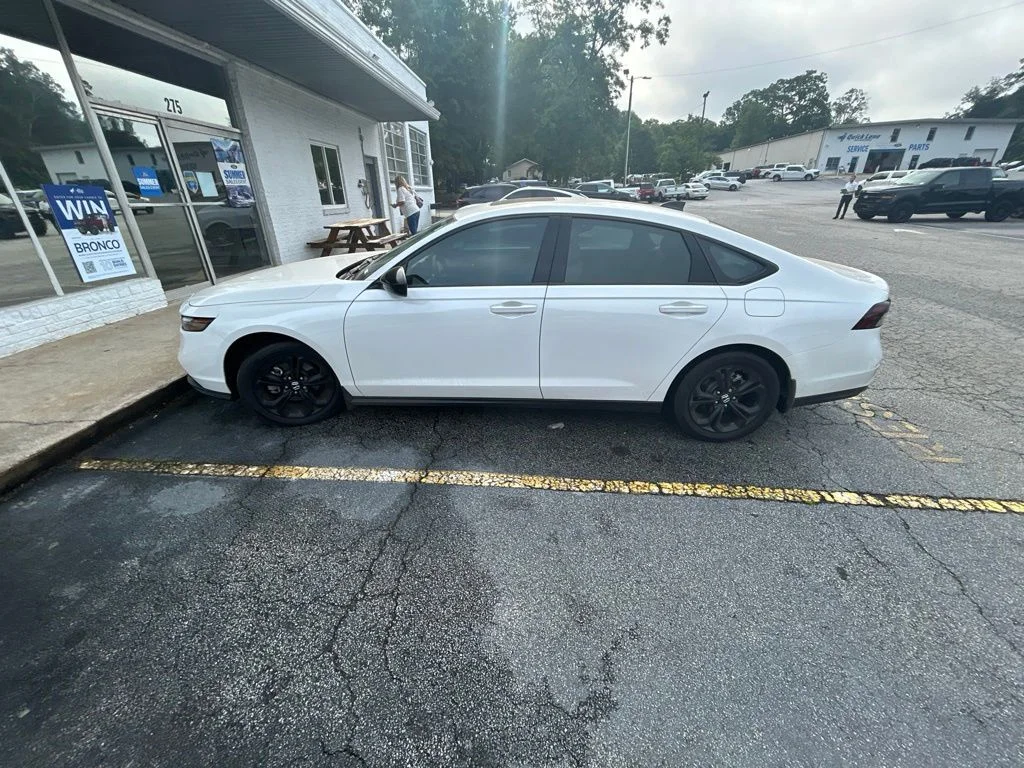 Used 2025 White Honda SE image 2