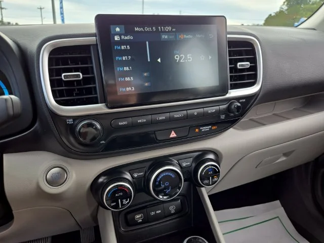Used 2025 Gray Hyundai SEL image 25
