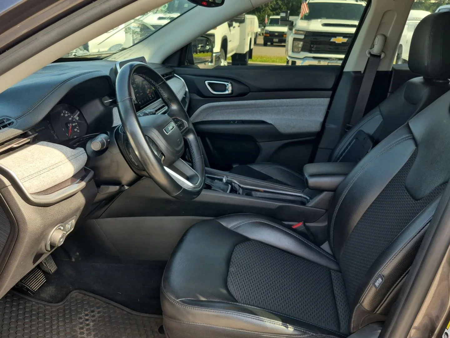 Used 2022 Granite Crystal Metallic Clearcoat Jeep Latitude image 11