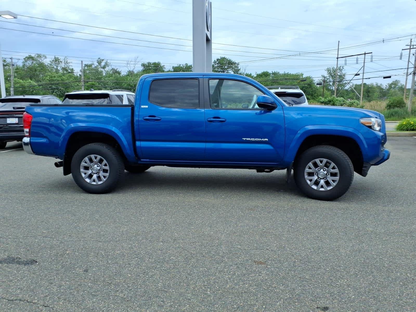 Used 2017 Blazing Blue Pearl Toyota SR5 image 4