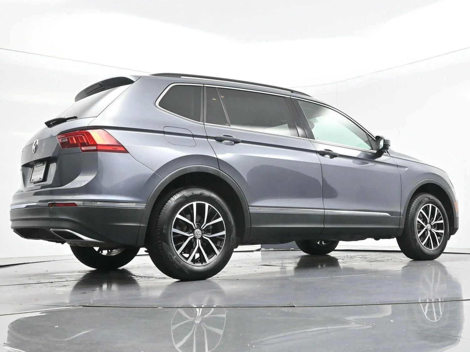 Used 2021 Platinum Gray Metallic Volkswagen SE image 44