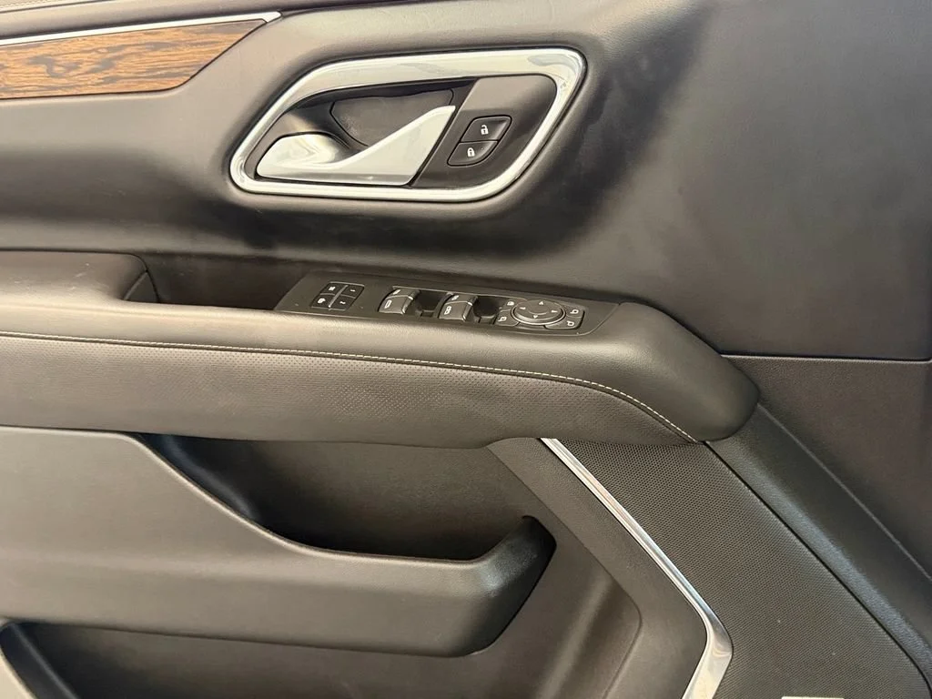 Used 2022 Iridescent Pearl Tricoat Chevrolet Premier image 18
