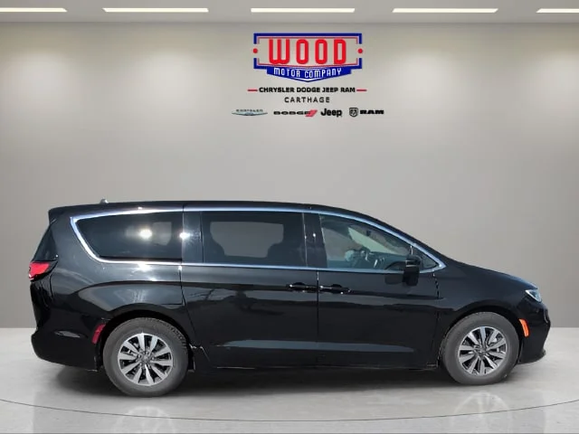 Used 2023 Brilliant Black Crystal Pearlcoat Chrysler Touring L image 2