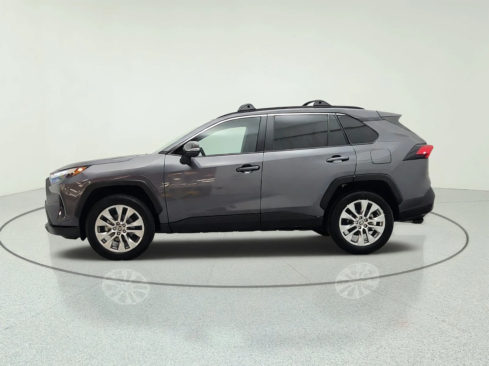 Used 2025 Magnetic Gray Metallic Toyota XLE Premium FWD (Natl) image 8