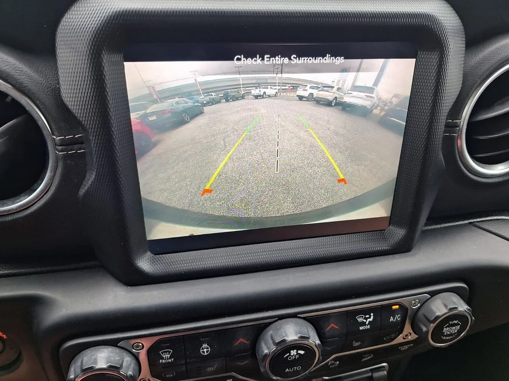 Used 2020 Green Jeep Unlimited Sahara image 16