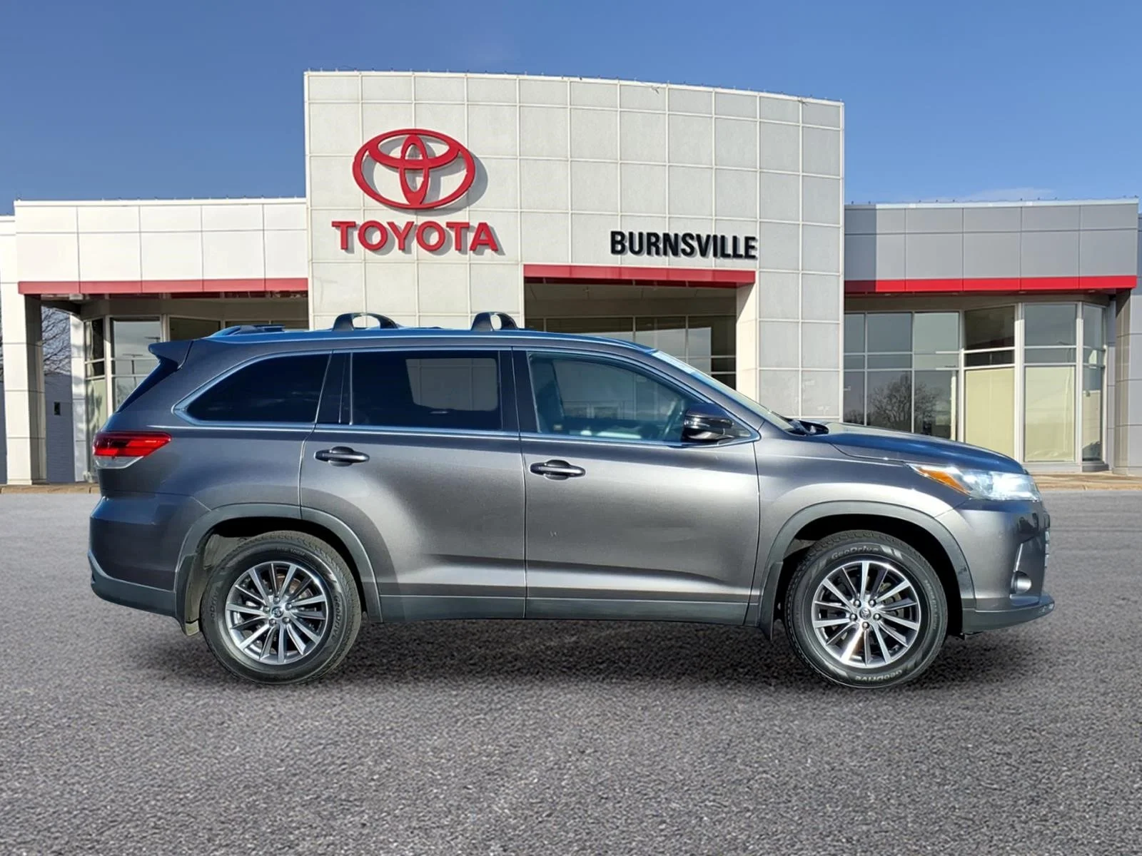 Certified 2019 Toyota Highlander XLE with VIN 5TDJZRFH6KS598414 for sale in Burnsville, Minnesota