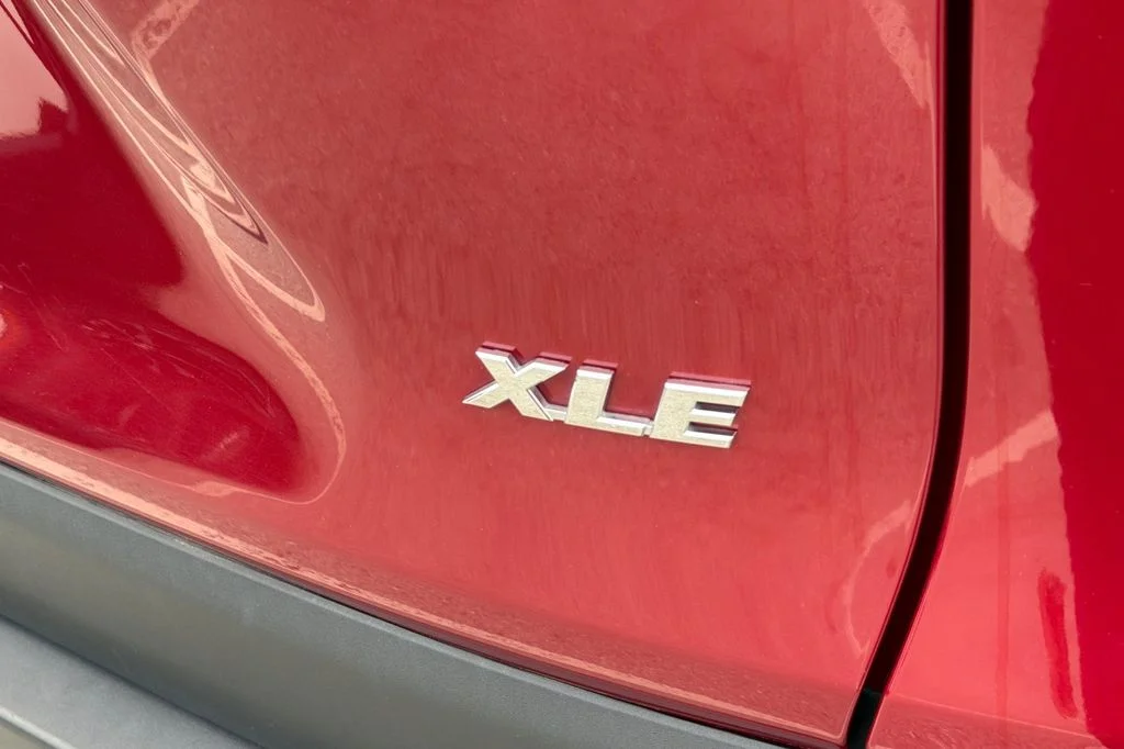 Used 2025 Pearl Toyota XLE image 7