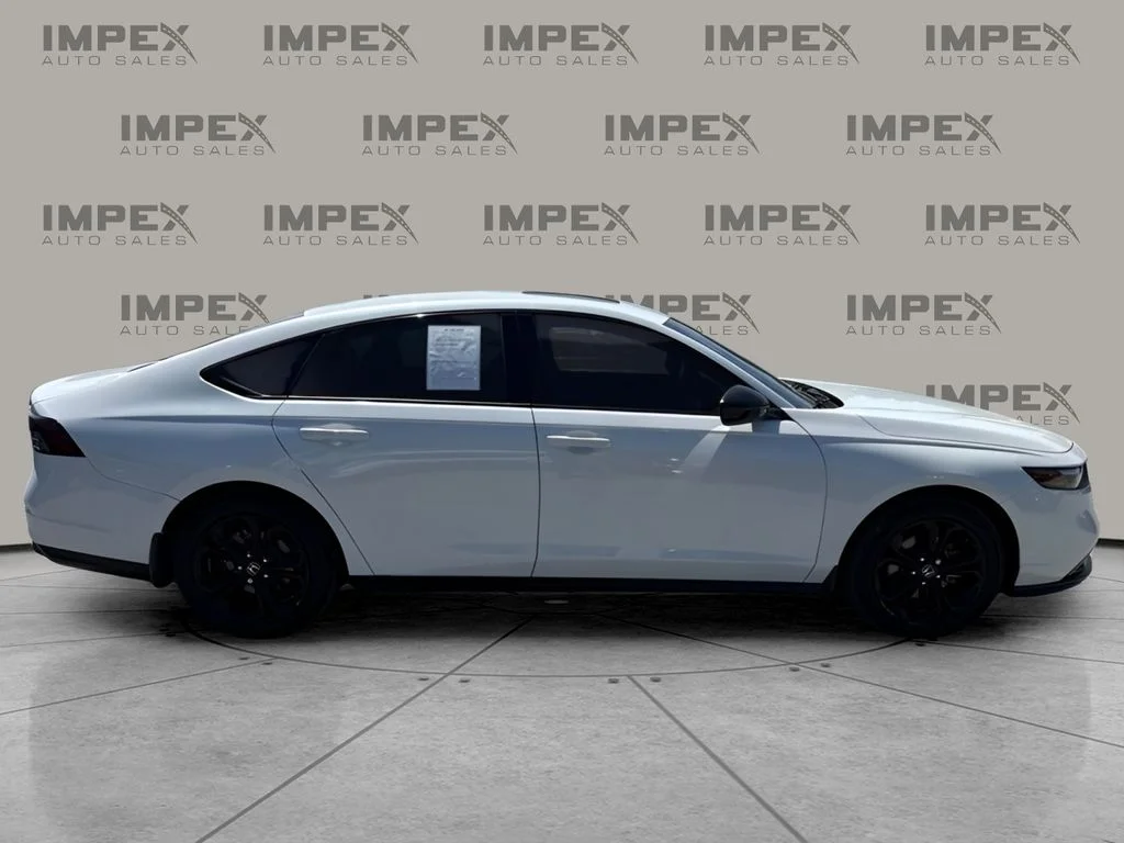 Used 2025 White Honda SE image 6