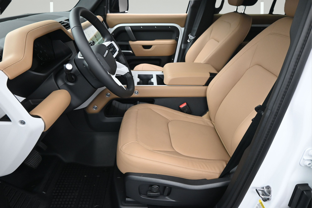 New 2026 White Land Rover X-Dynamic SE image 5