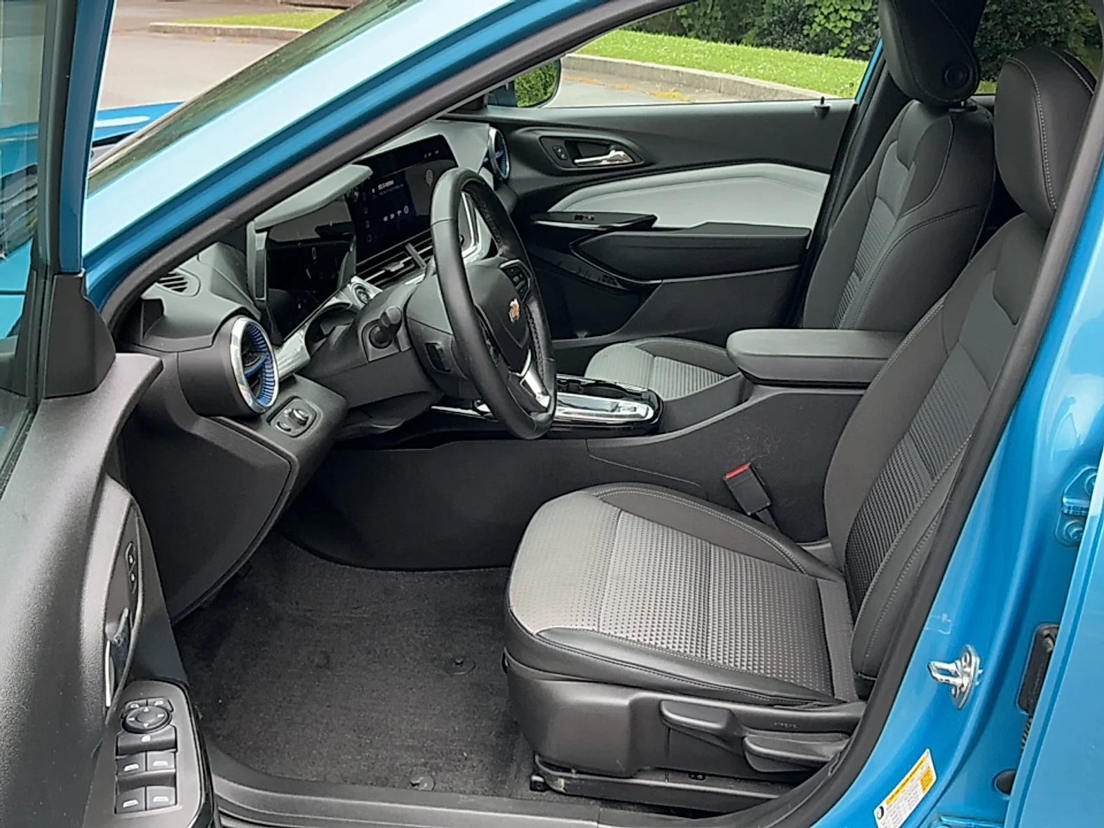 Used 2025 Marina Blue Metallic Chevrolet FWD LT image 12