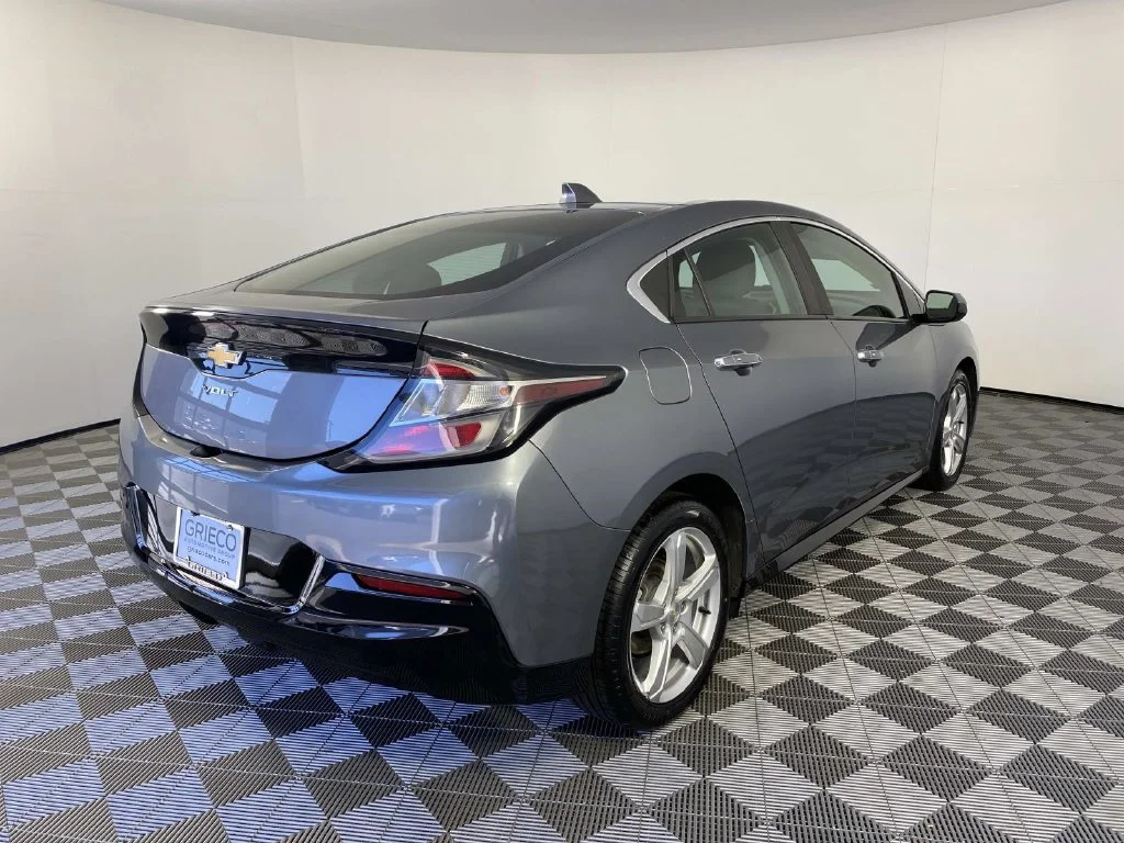 Used 2018 Steel Metallic Chevrolet LT image 9