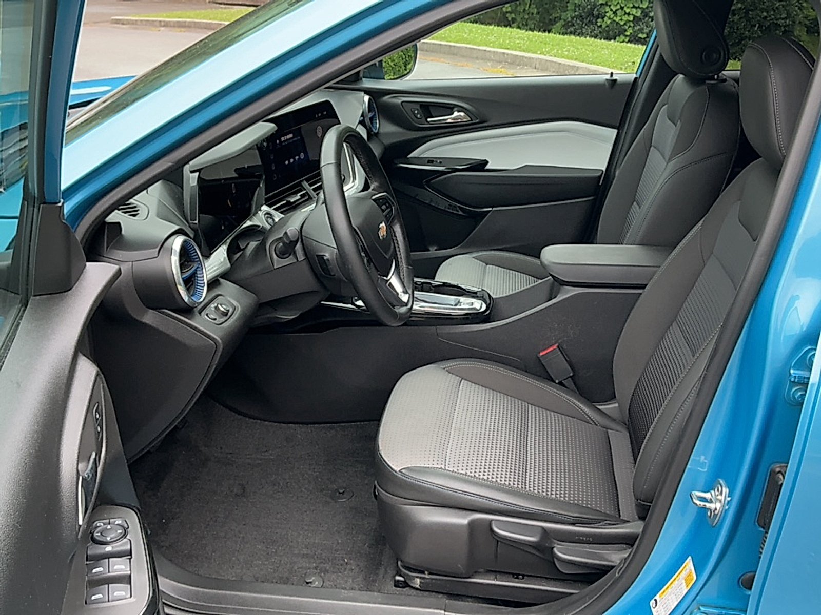 Used 2025 Marina Blue Metallic Chevrolet FWD LT image 12