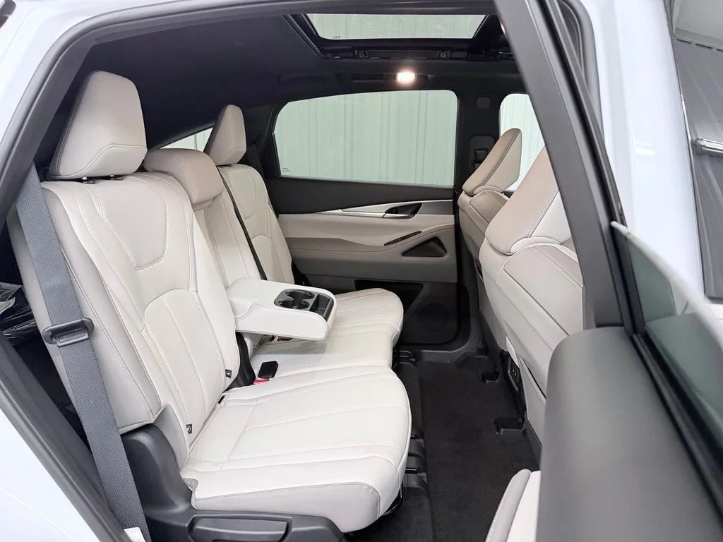 New 2027 RADIANT WHITE INFINITI Luxe AWD image 41
