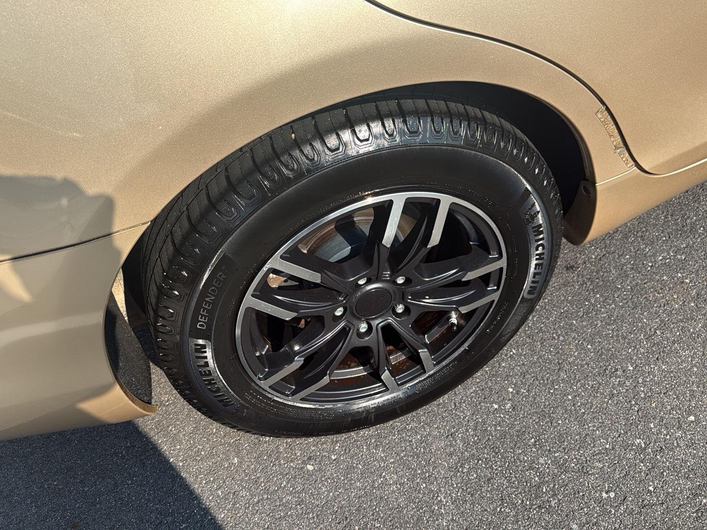 Used 2010  Toyota LE image 13