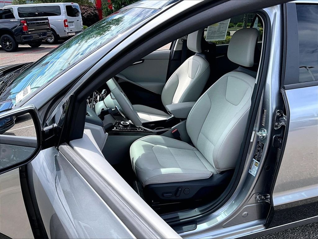 Used 2023 Gray Kia Wind image 10
