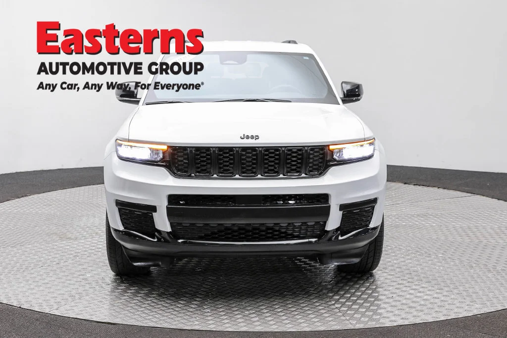 Used 2023 White Jeep Altitude image 2