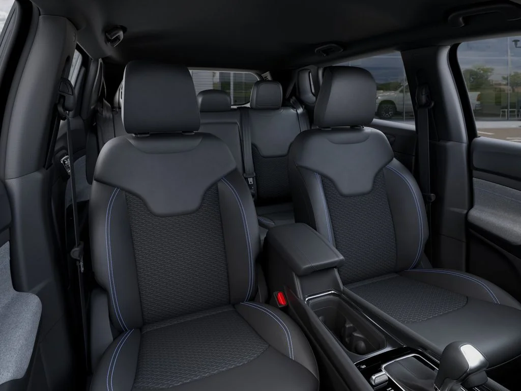 New 2026 Bright White Clear-Coat Exterior Paint Jeep Latitude image 17