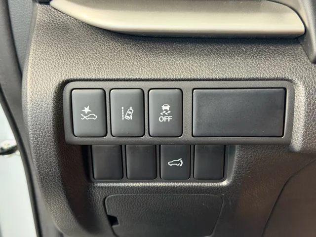 Used 2025 Silver Mitsubishi SE image 21