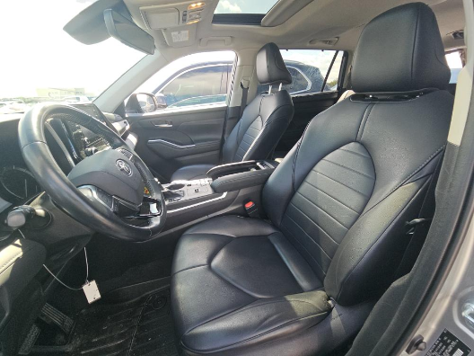 Used 2021 Silver Toyota XLE image 12