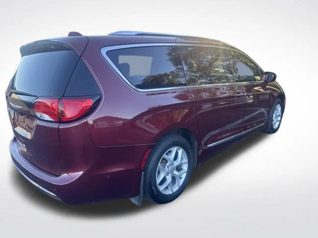 Used 2018 Red Chrysler Touring L Plus image 8