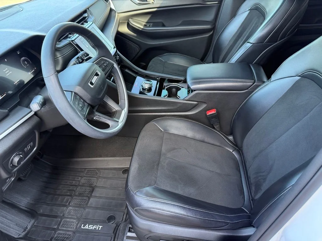 Used 2023 White Jeep Altitude image 32