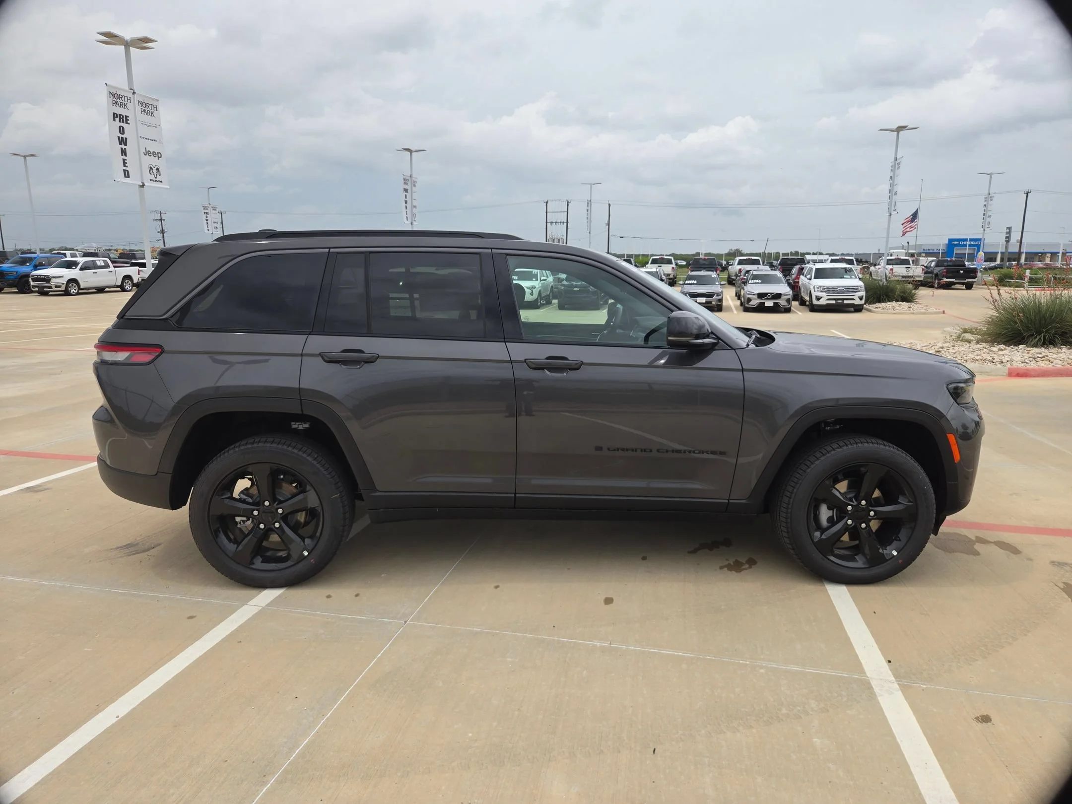 New 2026 Baltic Gray Metallic Clear-Coat Exterior Paint Jeep Limited image 2