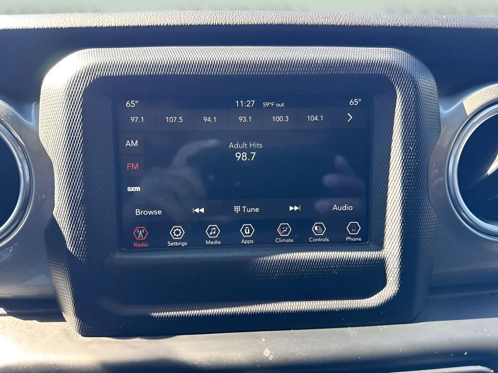 Used 2021 White Jeep Unlimited Sahara image 13