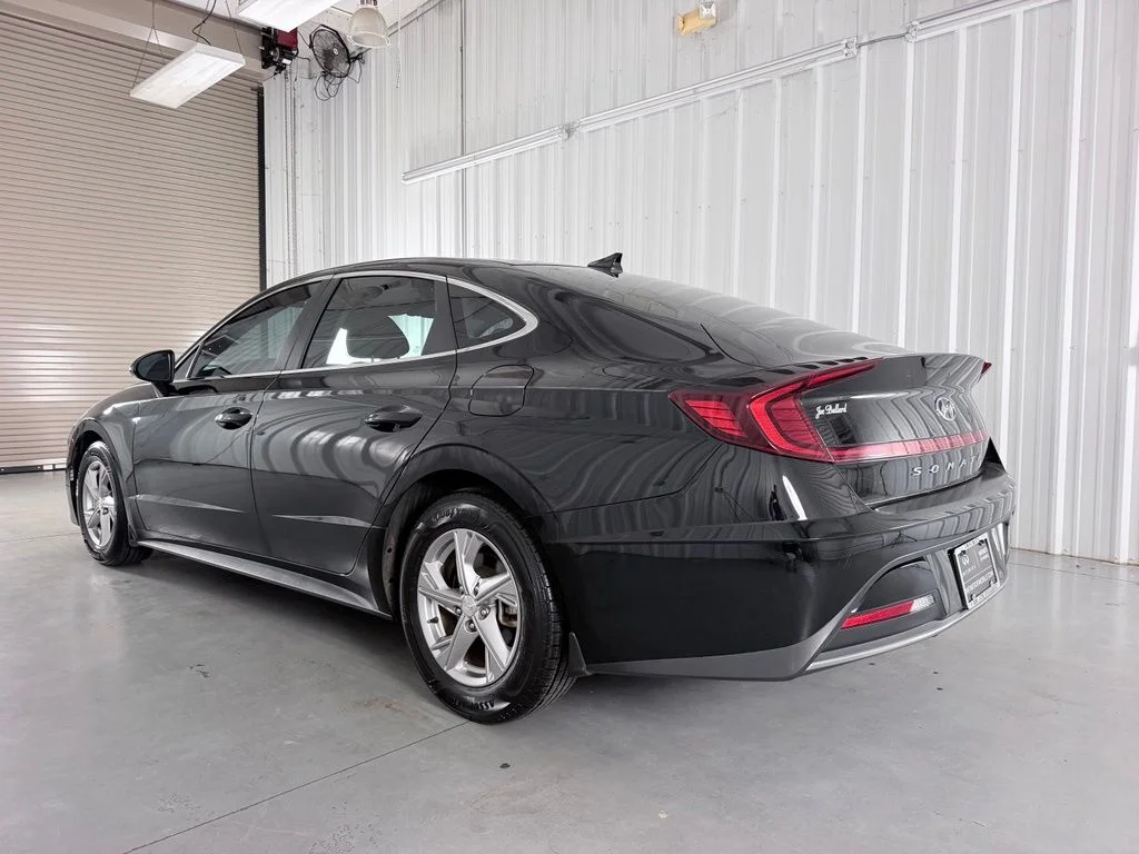 Used 2021 Black Hyundai SE image 7