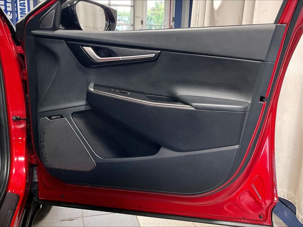 Used 2022 Red Kia Wind image 12