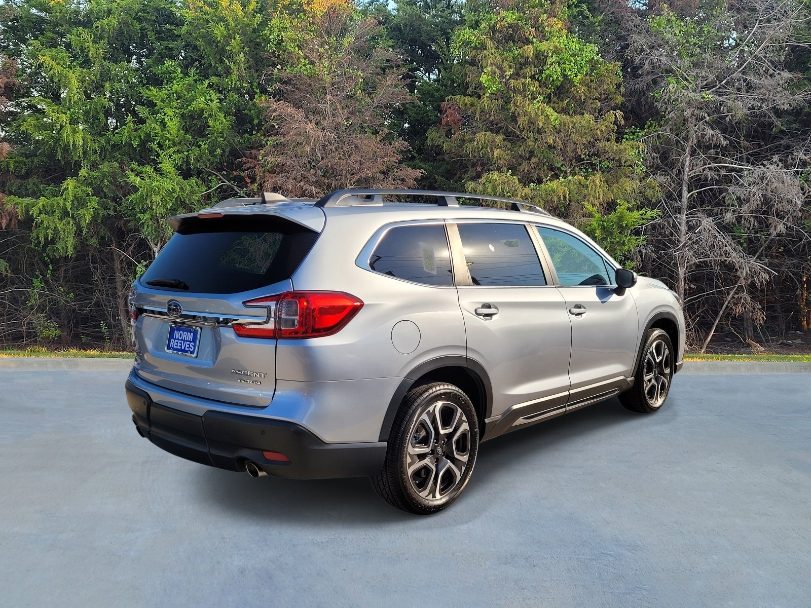 Used 2023 Ice Silver Metallic Subaru Limited image 17