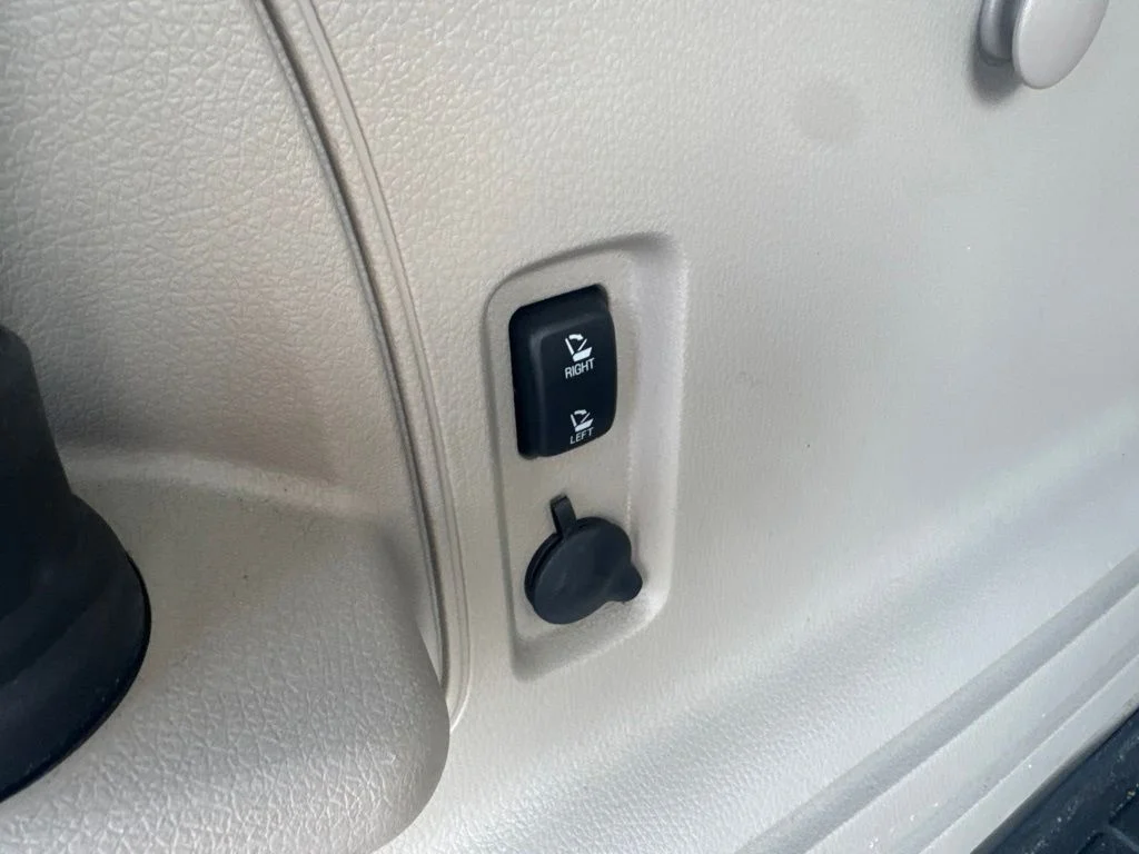 Used 2015 White Lincoln Base image 45