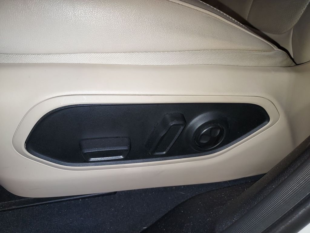 Used 2023 White/off-white Jeep Limited image 18