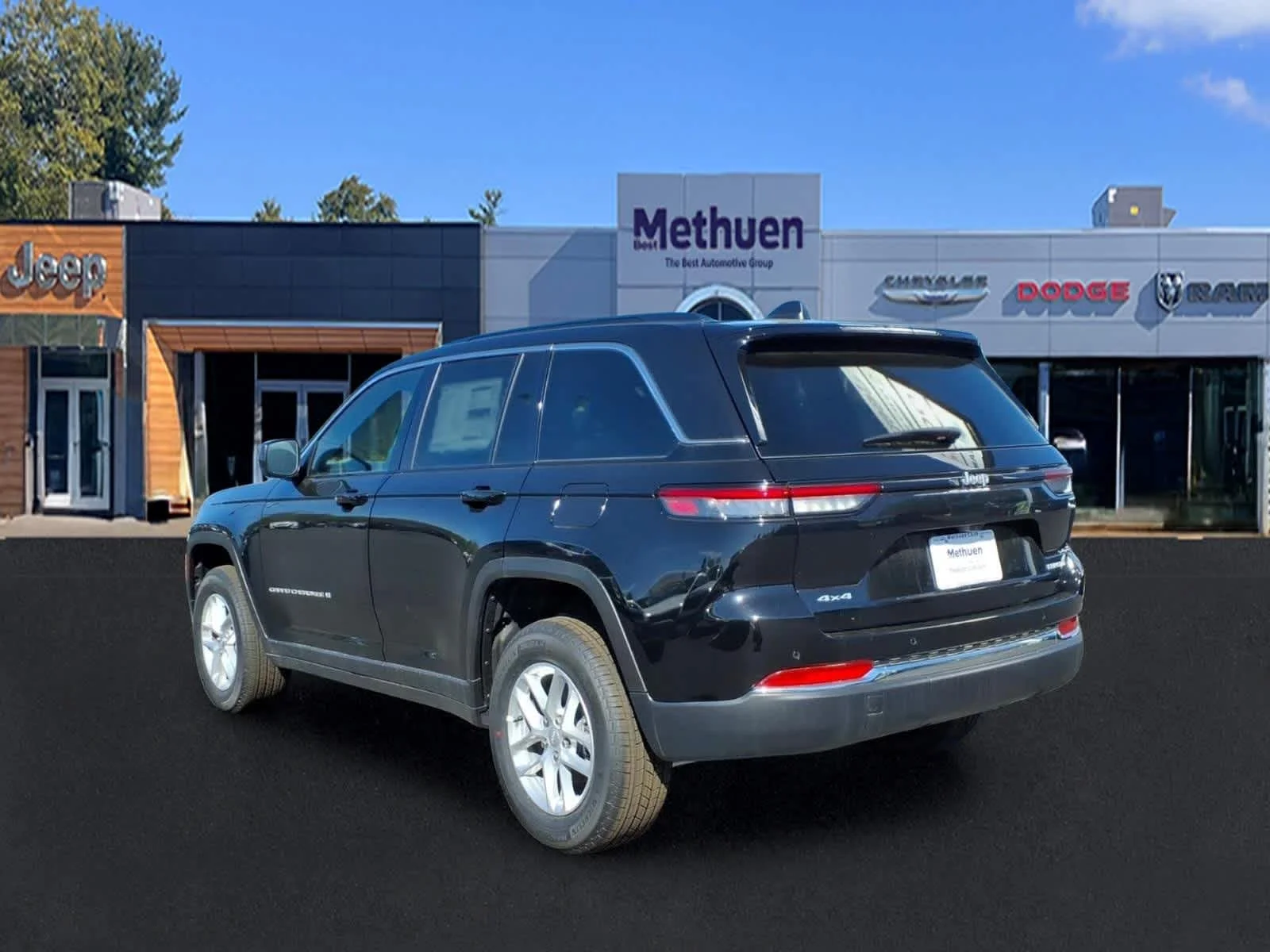 New 2026 Diamond Black Crystal Pearl-Coat Exterior Paint Jeep Laredo X image 4