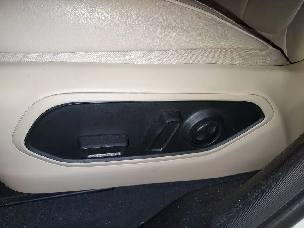 Used 2023 White/off-white Jeep Limited image 18