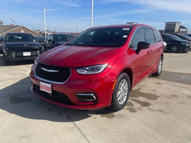2026 Chrysler Pacifica Select's photo