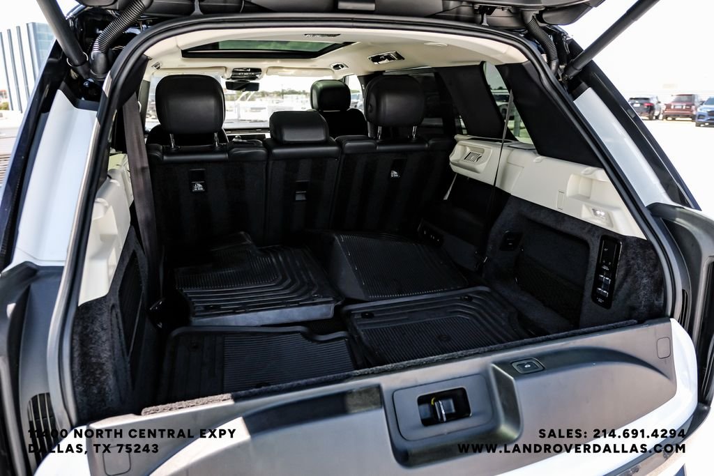 Used 2022 White Land Rover SE image 47