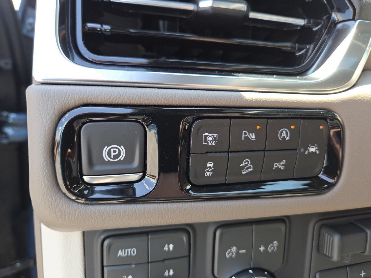 2026 GMC Yukon XL Denali - Photo 14