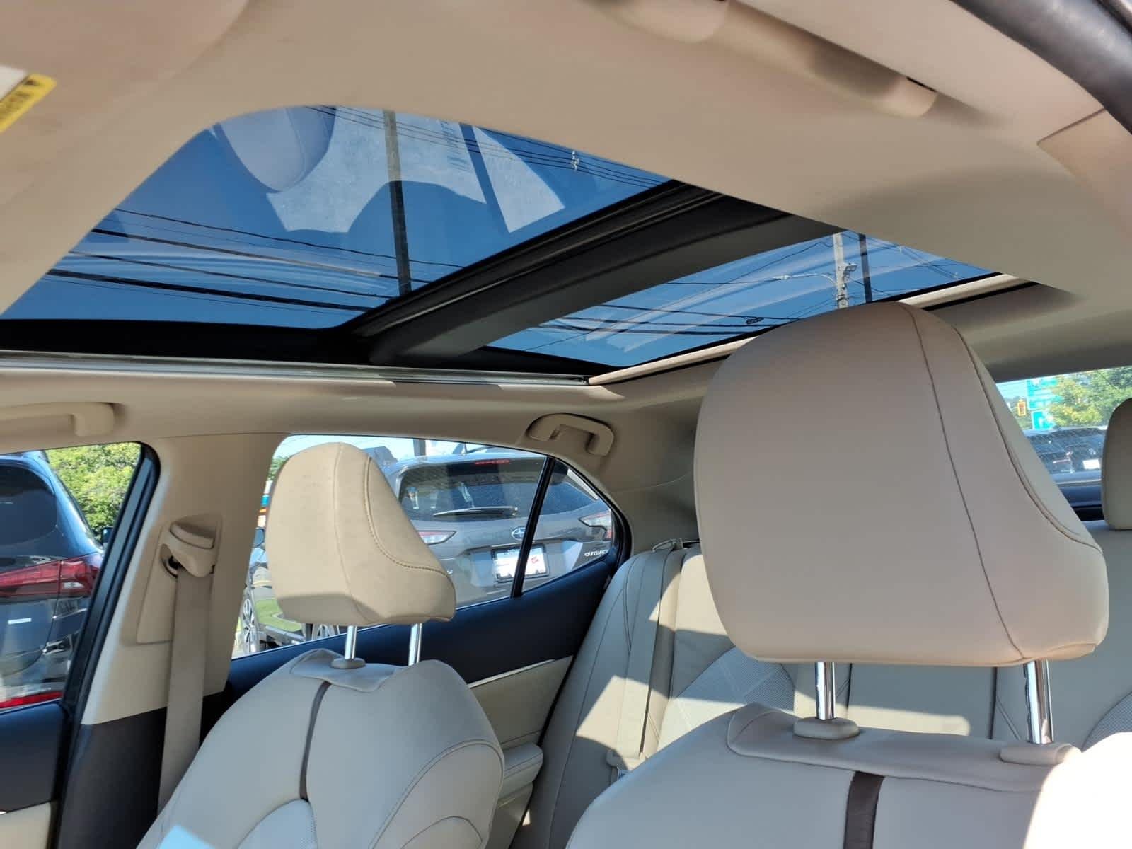 Used 2018 Super White Toyota XLE V6 image 17