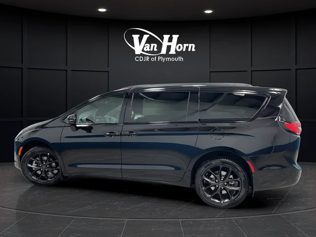 New 2027 Diamond Black Crystal Pearl-Coat Exterior Paint Chrysler Limited image 4