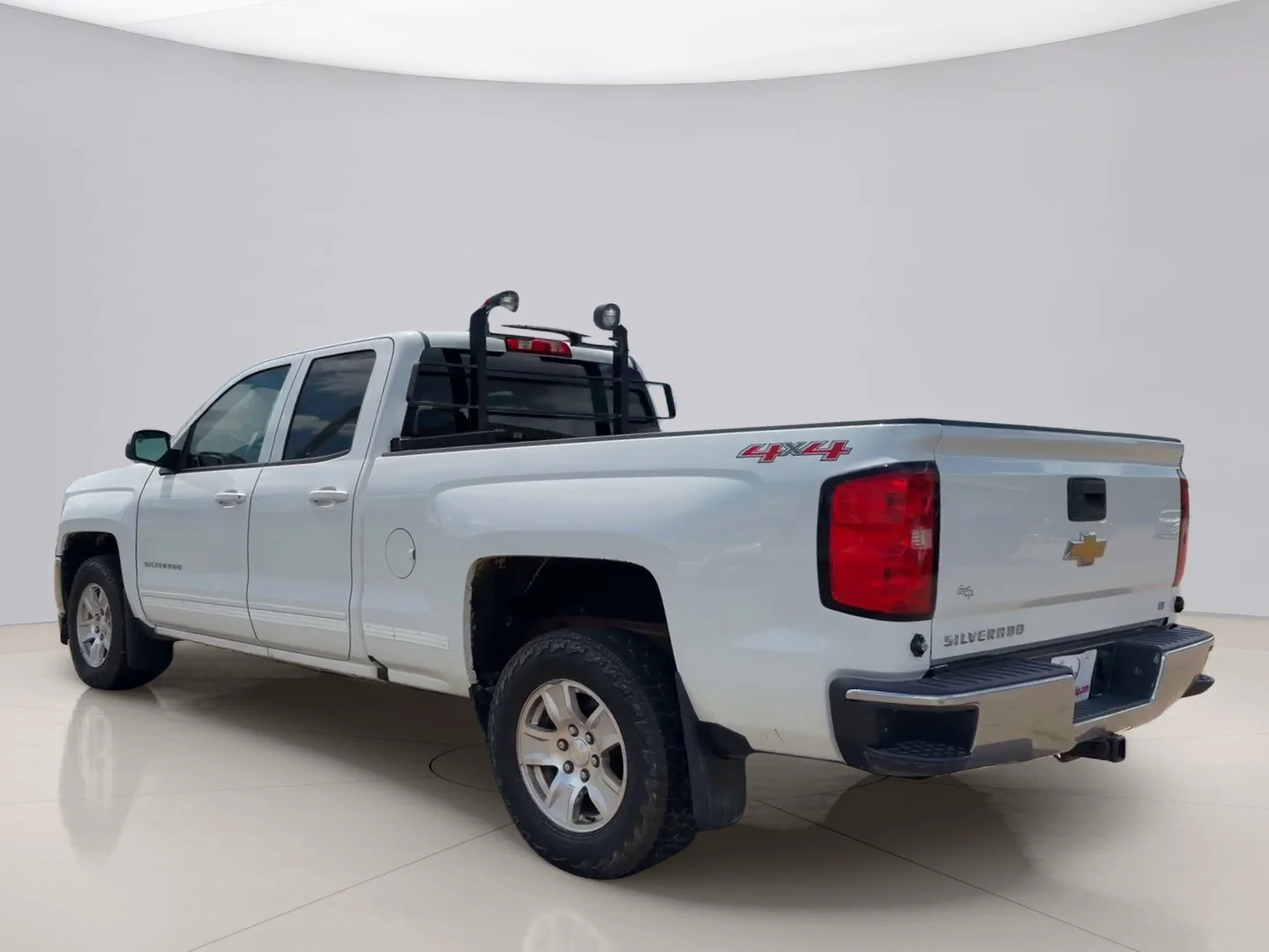 Used 2017 White Chevrolet 1500 LT image 3