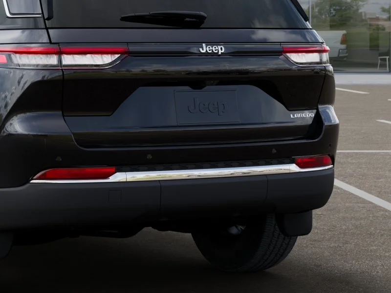 New 2025 Diamond Black Crystal Pearl-Coat Exterior Paint Jeep Laredo image 45
